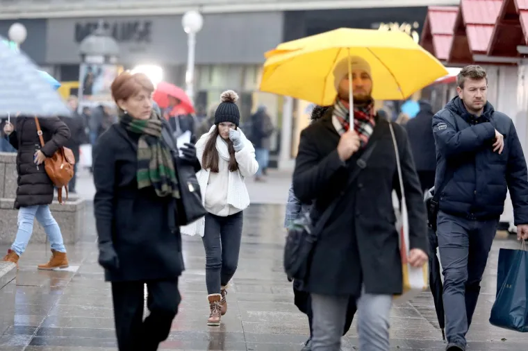 STUDENI NAPOKON POKAZUJE SVOJE PRAVO LICE: Najavljeno zahladnjenje donijelo ki&scaron;u i susnježicu u Zagreb
