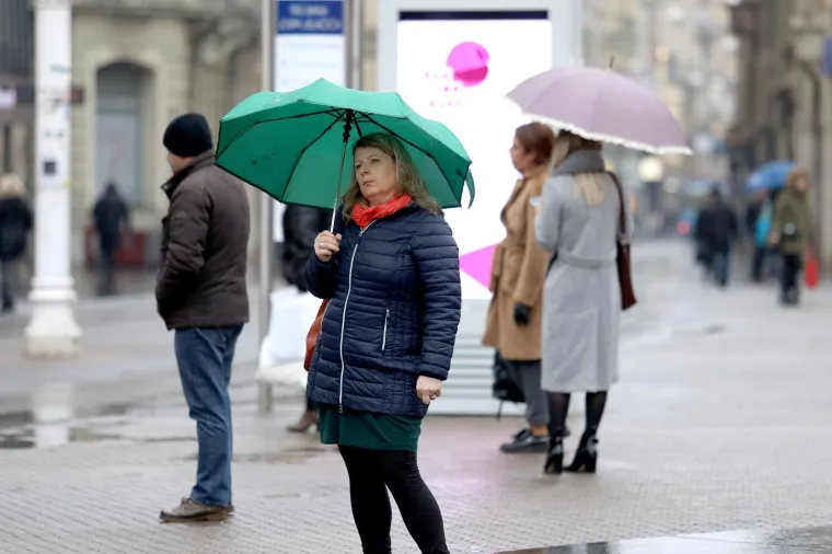 STUDENI NAPOKON POKAZUJE SVOJE PRAVO LICE: Najavljeno zahladnjenje donijelo ki&scaron;u i susnježicu u Zagreb