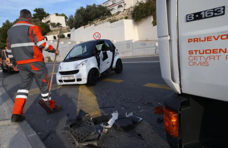 Prometna nesreća dogodila se jutros na državnoj cesti D8 kod Podstrane. Zbog očevida se promet državnom cestom odvija naizmjenično.