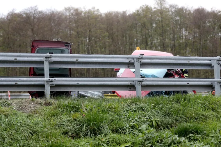 U nedjelju oko 13 sati u prometnoj nesreći na autocesti A1 kod izlaza Demerje u blizini Zagreba sudjelovalo je jedno vozilo. Jedna osoba je poginula, a druga je ozlijeđena. Policija obavlja očevid.