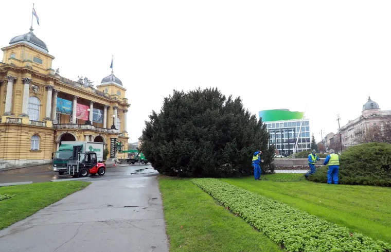 Na red za uređenje do&scaron;ao je i Trg Republike Hrvatske. Oko pedeset borova te različite i mnogobrojne lampice za vrijeme Adventa krasit će područje oko HNK-a.