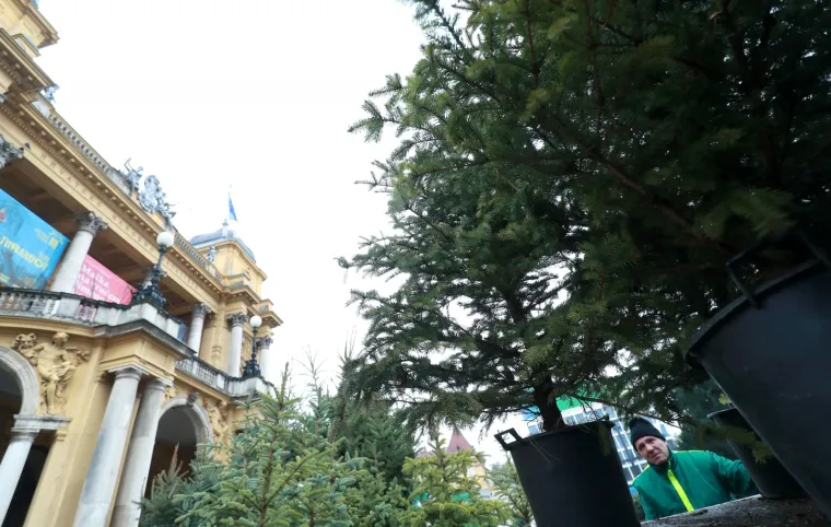 ZANIMA LI VAS KAKO ĆE IZGLEDATI ADVENT U ZAGREBU? Pripreme su u punom jeku, sprema se hrpa borova i lampica
