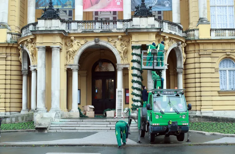 ZANIMA LI VAS KAKO ĆE IZGLEDATI ADVENT U ZAGREBU? Pripreme su u punom jeku, sprema se hrpa borova i lampica