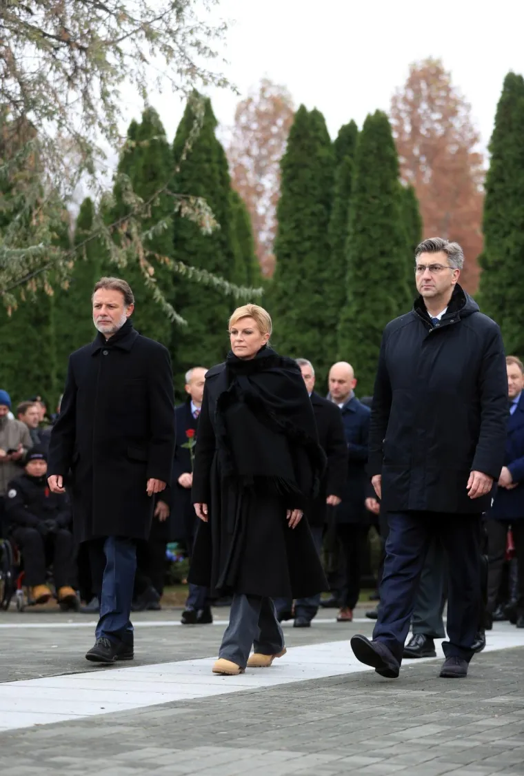 Brojna izaslanstva na Memorijalnom groblju položila vijence za poginule