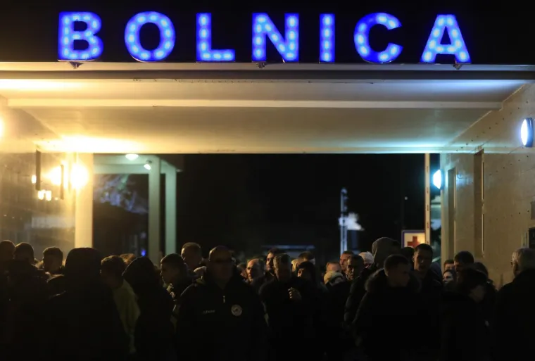 Paljenje svijeća ispred Opće bolnice Vukovar uoči Dana sjećanja na žrtvu Vukovara