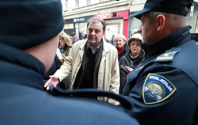 Sedam od 11 članova Ravnateljstva Hrvatskoga glazbenog zavoda (HGZ) pozvalo je članstvo HGZ-a na izvanrednu i izbornu Skup&scaron;tinu krajem studenoga, &scaron;to su objavili u ponedjeljak na ulici ispred zatvorene zgrade Zavoda jer im je ravnatelj Niko Đurić, s kojim su u vi&scaron;emjesečnom sukobu, zabranio održavanje konferencije za novinare u zgradi HGZ-a.