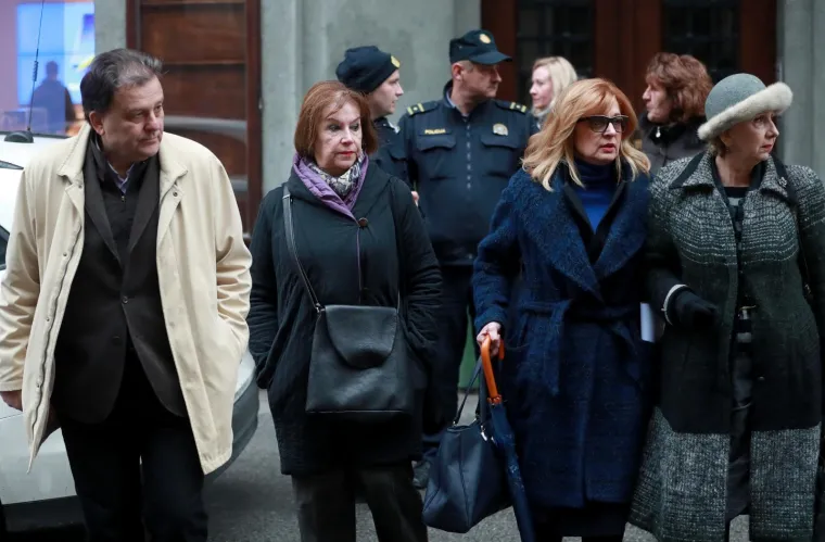 Sedam od 11 članova Ravnateljstva Hrvatskoga glazbenog zavoda (HGZ) pozvalo je članstvo HGZ-a na izvanrednu i izbornu Skup&scaron;tinu krajem studenoga, &scaron;to su objavili u ponedjeljak na ulici ispred zatvorene zgrade Zavoda jer im je ravnatelj Niko Đurić, s kojim su u vi&scaron;emjesečnom sukobu, zabranio održavanje konferencije za novinare u zgradi HGZ-a.