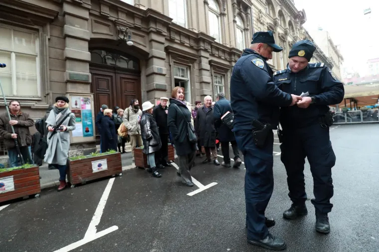 Sedam od 11 članova Ravnateljstva Hrvatskoga glazbenog zavoda (HGZ) pozvalo je članstvo HGZ-a na izvanrednu i izbornu Skup&scaron;tinu krajem studenoga, &scaron;to su objavili u ponedjeljak na ulici ispred zatvorene zgrade Zavoda jer im je ravnatelj Niko Đurić, s kojim su u vi&scaron;emjesečnom sukobu, zabranio održavanje konferencije za novinare u zgradi HGZ-a.