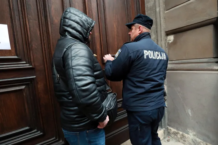 Sedam od 11 članova Ravnateljstva Hrvatskoga glazbenog zavoda (HGZ) pozvalo je članstvo HGZ-a na izvanrednu i izbornu Skup&scaron;tinu krajem studenoga, &scaron;to su objavili u ponedjeljak na ulici ispred zatvorene zgrade Zavoda jer im je ravnatelj Niko Đurić, s kojim su u vi&scaron;emjesečnom sukobu, zabranio održavanje konferencije za novinare u zgradi HGZ-a.