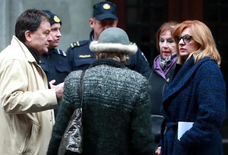 Sedam od 11 članova Ravnateljstva Hrvatskoga glazbenog zavoda (HGZ) pozvalo je članstvo HGZ-a na izvanrednu i izbornu Skup&scaron;tinu krajem studenoga, &scaron;to su objavili u ponedjeljak na ulici ispred zatvorene zgrade Zavoda jer im je ravnatelj Niko Đurić, s kojim su u vi&scaron;emjesečnom sukobu, zabranio održavanje konferencije za novinare u zgradi HGZ-a.