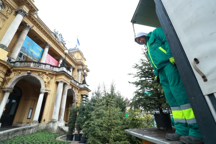 Pripreme za najljep&scaron;i Advent u Europi: Oko HNK postavljeno čak 50 borova!