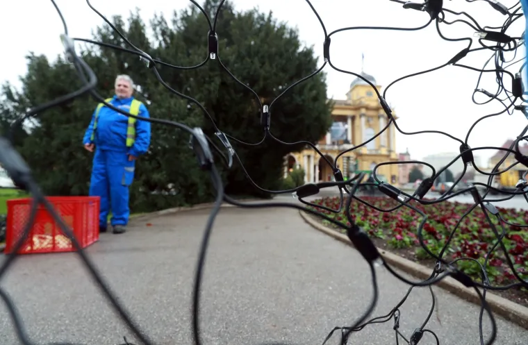 Pripreme za najljep&scaron;i Advent u Europi: Oko HNK postavljeno čak 50 borova!