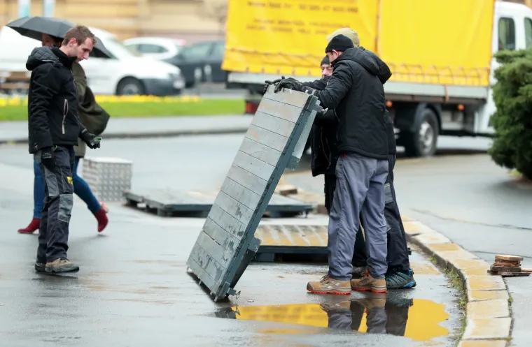 Pripreme za najljep&scaron;i Advent u Europi: Oko HNK postavljeno čak 50 borova!