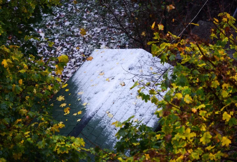 Snijeg zabijelio Hrvatsku: Zbog poledice i vjetra upaljen crveni alarm