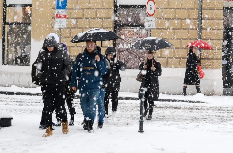 Snijeg zabijelio Hrvatsku: Zbog poledice i vjetra upaljen crveni alarm