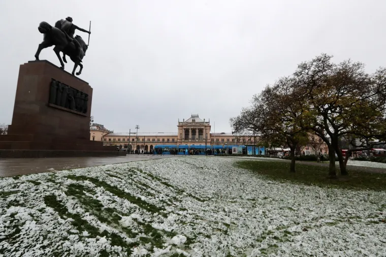 Snijeg zabijelio Hrvatsku: Zbog poledice i vjetra upaljen crveni alarm