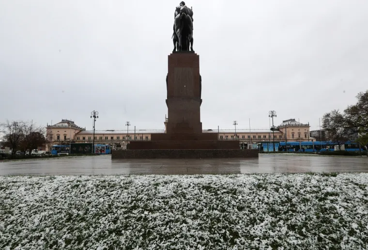 Snijeg zabijelio Hrvatsku: Zbog poledice i vjetra upaljen crveni alarm