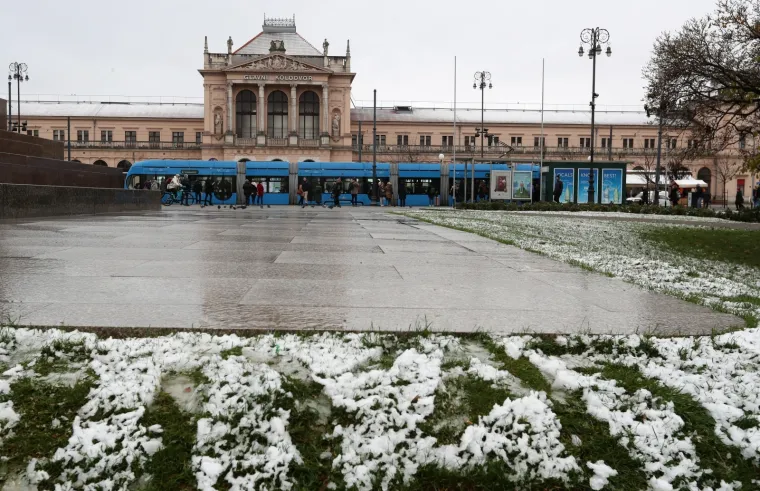 Snijeg zabijelio Hrvatsku: Zbog poledice i vjetra upaljen crveni alarm