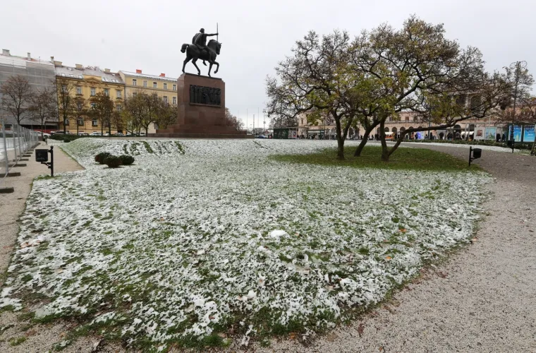 Snijeg zabijelio Hrvatsku: Zbog poledice i vjetra upaljen crveni alarm