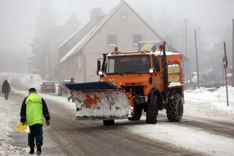 Snijeg zabijelio Hrvatsku: Zbog poledice i vjetra upaljen crveni alarm
