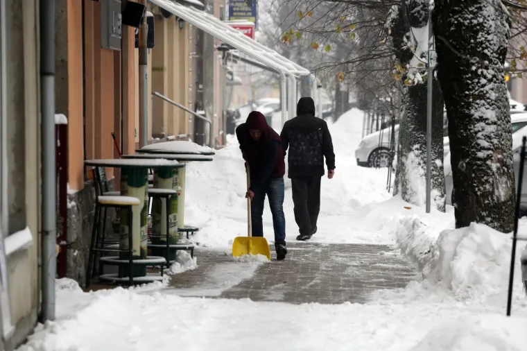 Snijeg zabijelio Hrvatsku: Zbog poledice i vjetra upaljen crveni alarm