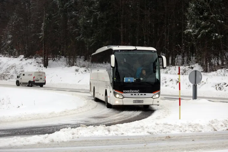 Snijeg zabijelio Hrvatsku: Zbog poledice i vjetra upaljen crveni alarm