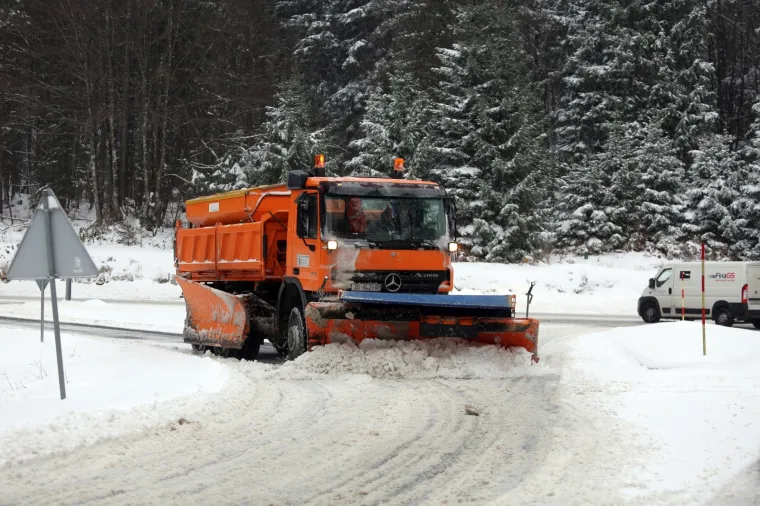 Snijeg zabijelio Hrvatsku: Zbog poledice i vjetra upaljen crveni alarm