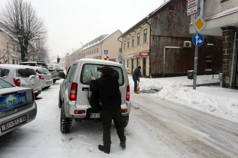 Snijeg zabijelio Hrvatsku: Zbog poledice i vjetra upaljen crveni alarm