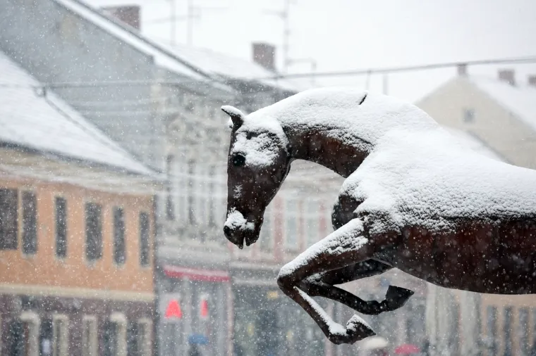 Snijeg zabijelio Hrvatsku: Zbog poledice i vjetra upaljen crveni alarm