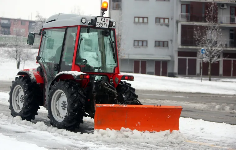 Snijeg zabijelio Hrvatsku: Zbog poledice i vjetra upaljen crveni alarm