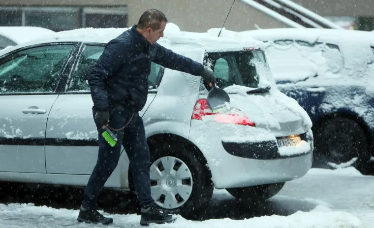 Snijeg zabijelio Hrvatsku: Zbog poledice i vjetra upaljen crveni alarm