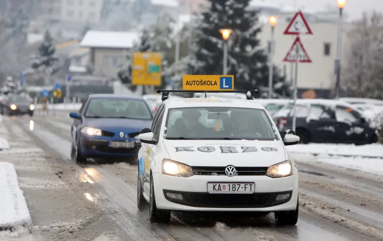 Snijeg zabijelio Hrvatsku: Zbog poledice i vjetra upaljen crveni alarm