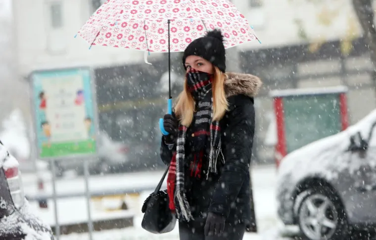 Snijeg zabijelio Hrvatsku: Zbog poledice i vjetra upaljen crveni alarm