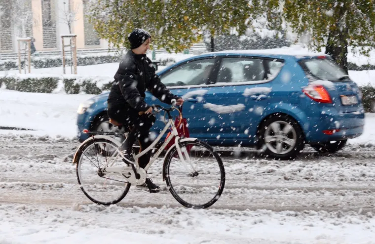 Snijeg zabijelio Hrvatsku: Zbog poledice i vjetra upaljen crveni alarm
