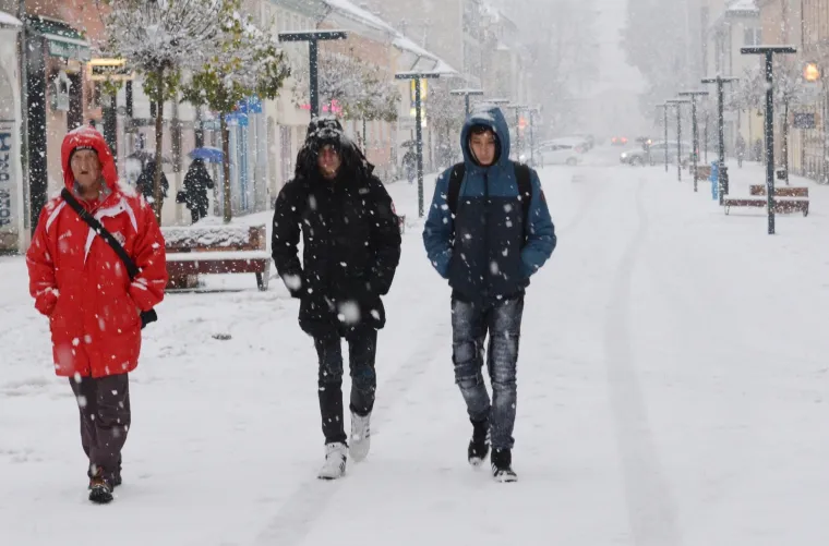 Snijeg zabijelio Hrvatsku: Zbog poledice i vjetra upaljen crveni alarm