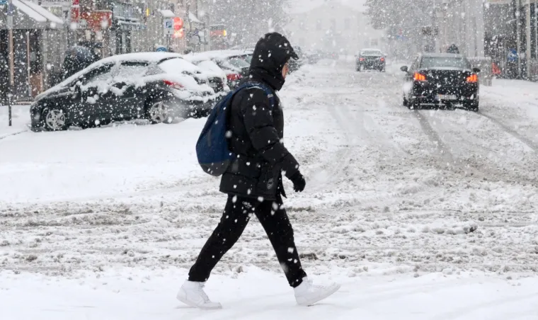 Snijeg zabijelio Hrvatsku: Zbog poledice i vjetra upaljen crveni alarm