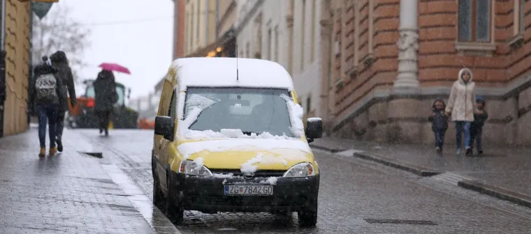 Snijeg zabijelio Hrvatsku: Zbog poledice i vjetra upaljen crveni alarm