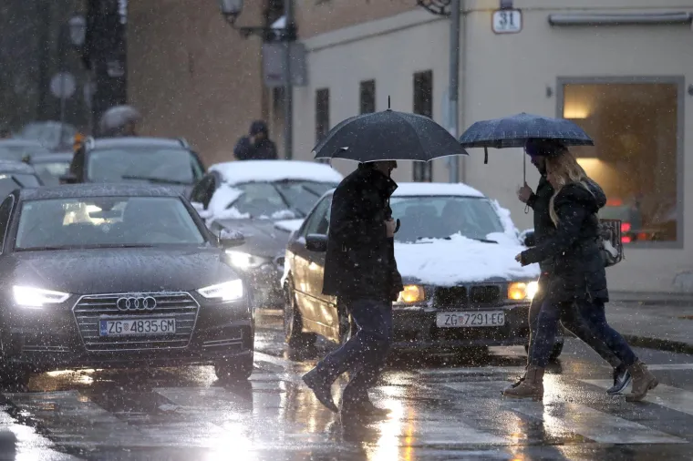 Snijeg zabijelio Hrvatsku: Zbog poledice i vjetra upaljen crveni alarm