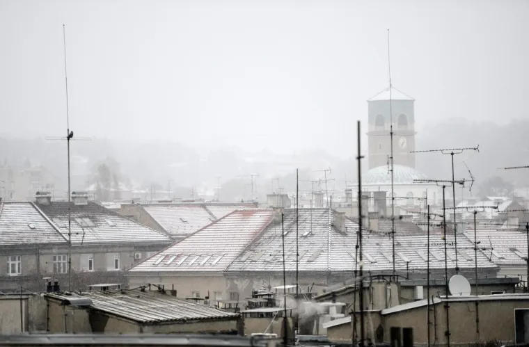Snijeg zabijelio Hrvatsku: Zbog poledice i vjetra upaljen crveni alarm