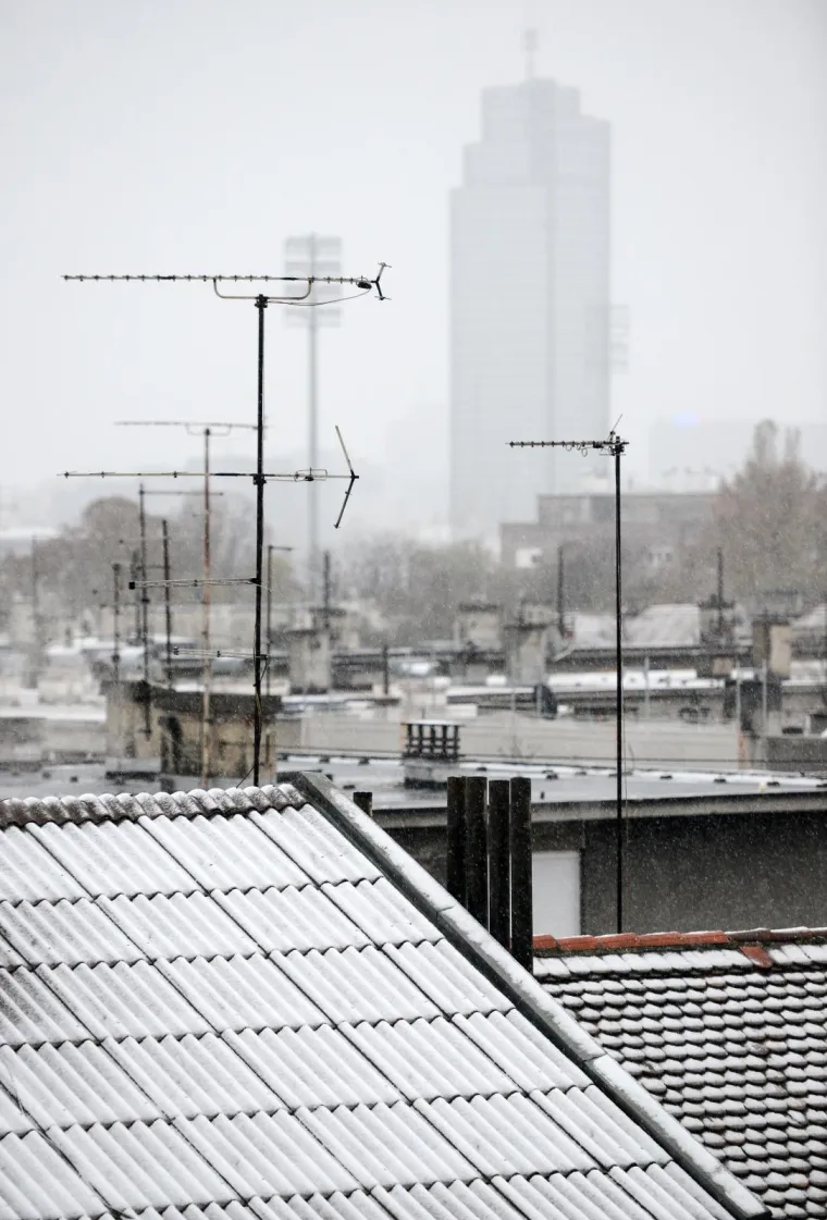 Snijeg zabijelio Hrvatsku: Zbog poledice i vjetra upaljen crveni alarm