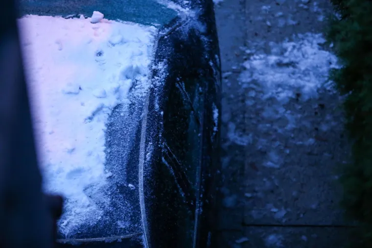 Snijeg zabijelio Hrvatsku: Zbog poledice i vjetra upaljen crveni alarm