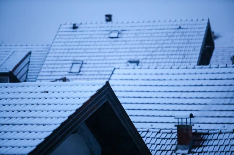 Snijeg zabijelio Hrvatsku: Zbog poledice i vjetra upaljen crveni alarm