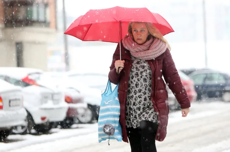 Snijeg zabijelio Hrvatsku: Zbog poledice i vjetra upaljen crveni alarm