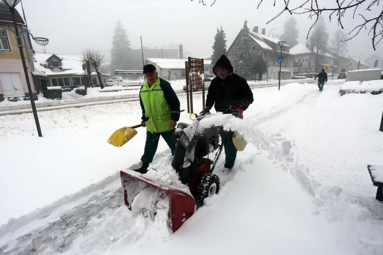 Prvi ovogodi&scaron;nji snijeg zabijelio Delnice
