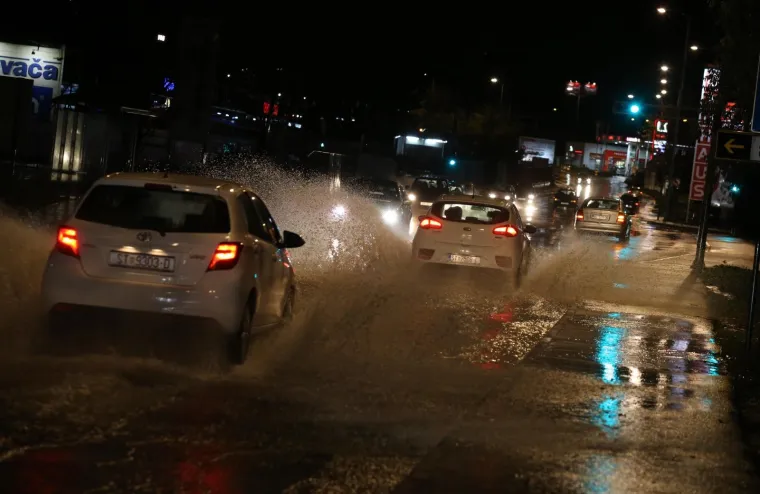 Pala obilna ki&scaron;a u Splitu i napravila opći kaos u prometu