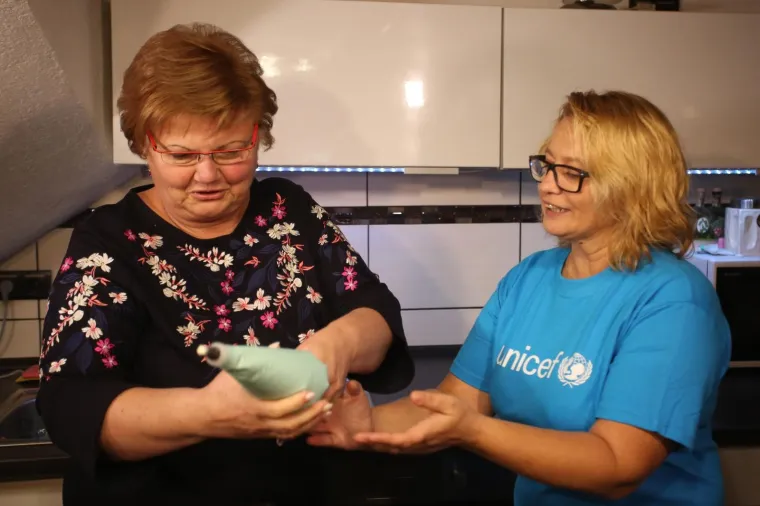 Ministrica demografije, obitelji, mladih i socijalne politike Nada Murganić u utorak je simbolično bila u ulozi djevojčice u udomiteljskoj obitelji obilježavajući tako Svjetski dan djece.  Ministrica Murganić boravila je u udomiteljskoj obitelji Britvec u Bakru te je posjetila Centar za pružanje usluga u Zajednici “Izvor” u Selcu.  U obitelji Kristine i Ivice Britvec je dvoje djece, 12-godišnji Ivan je posvojen, a 12-godišnja Osana je udomljena i ima stalne kontakte s majkom koja joj ne može pružiti odgovarajući skrb. Ministrica Murganić u ulozi djeteta sudjelovala je u pripremi princes-krafni te je uz degustaciju razgovarala s djecom. U Centru za pružanje usluga u Zajednici “Izvor” okušala se u oslikavanju keramike te je s djecom korisnicima tog centra u predstavi “Ježeva kućica” odigrala ulogu poštara. (H)