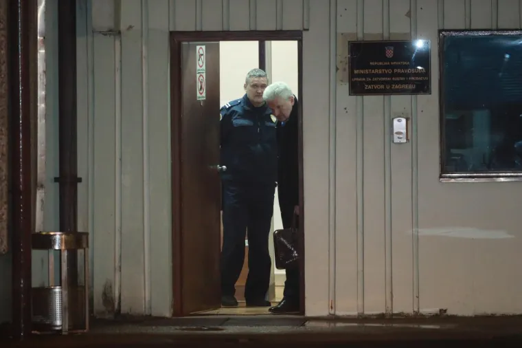 Nakon uplate jamčevine od milijun eura osumnjičeni biv&scaron;i vlasnik Agrokora Ivica Todorić pu&scaron;ten je iz pritvora u Remetincu koji mu je određen u istrazi pokrenutoj zbog sumnji u izvlačenje vi&scaron;e od milijarde kuna iz Agrokora