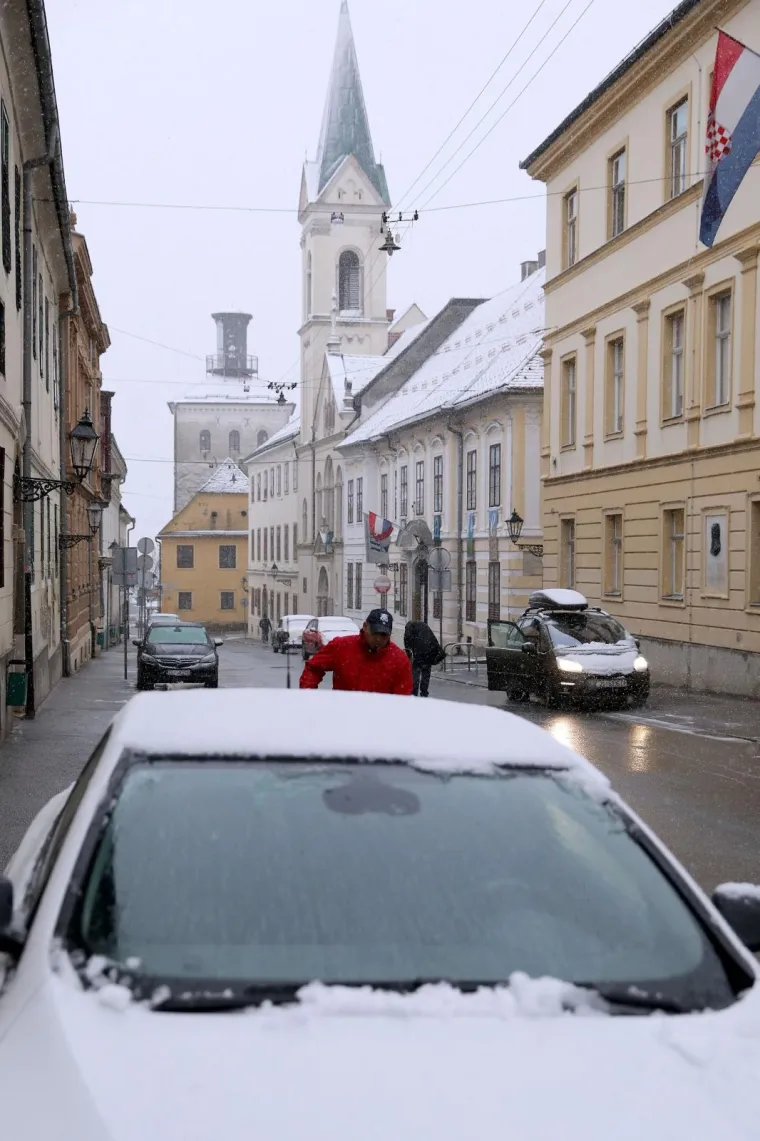 SNIJEG ZABIJELIO ZAGREB: Studeni napokon pokazao zube, u metropoli prava zimska idila