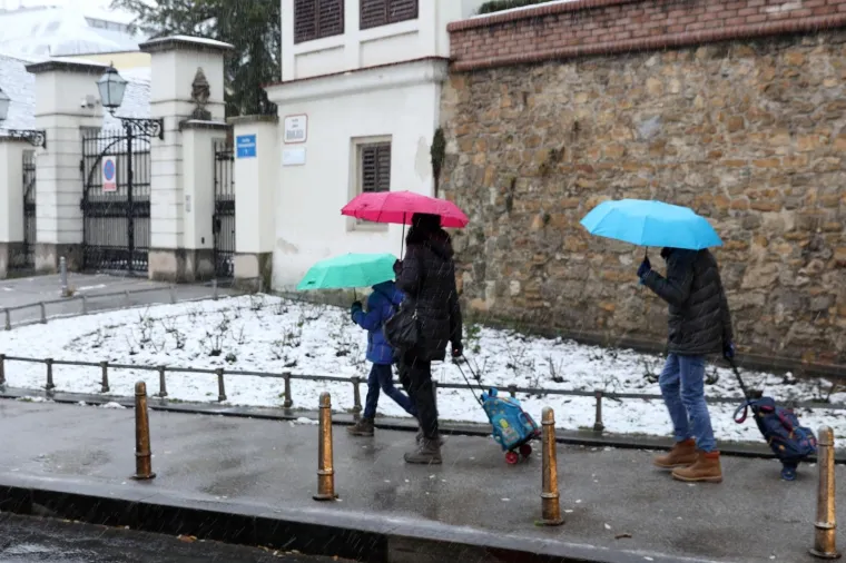 SNIJEG ZABIJELIO ZAGREB: Studeni napokon pokazao zube, u metropoli prava zimska idila