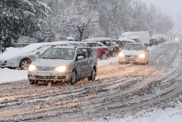 Gusti snijeg padao je u ranim jutarnjim satima na sisačkom području stvarajući snježni pokrivač.
